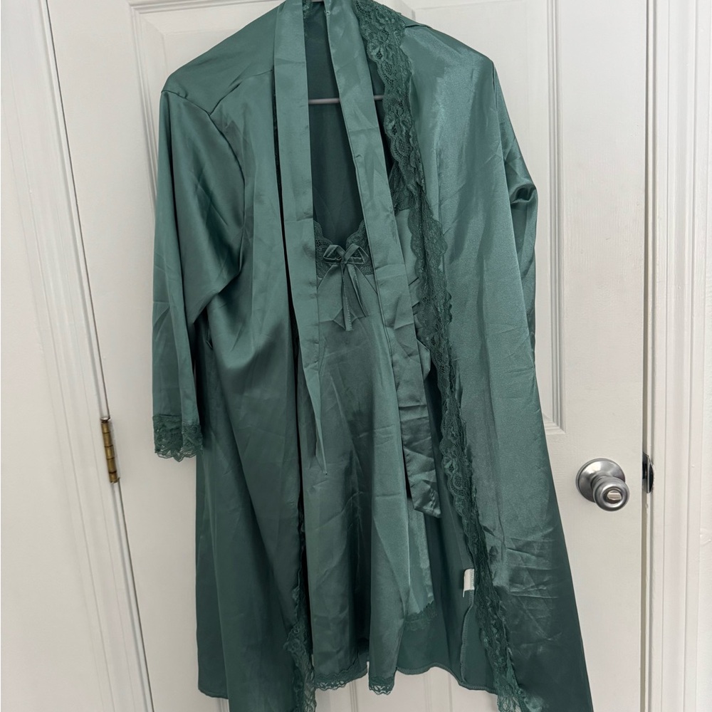 Elegant Green Lace Trim Robe
